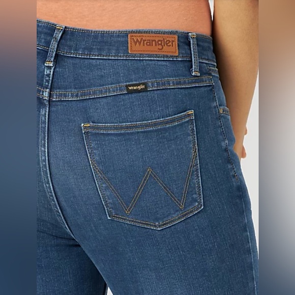 Wrangler bold boot high rise jeans. Med/light wash. Size 22. Like new-Worn once. - Picture 3 of 10